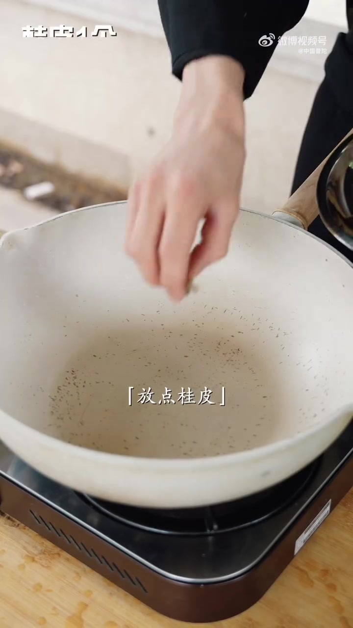 「夏日限定·熟醉罗氏虾:一口尝尽山海清欢」五月的海风掠过舟山渔场时,正是罗氏虾脂膏丰腴的时