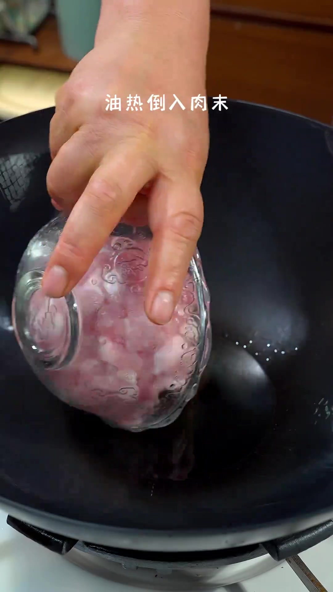 肉沫炒粉皮的家常做法，香而不腻，滑嫩Q弹，好吃又下饭