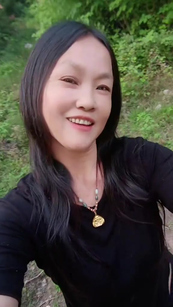 农民真辛苦,一年四季在于春,早出晚归,野外放鸡鸭鹅豚,亲人们看我是不是瘦许多