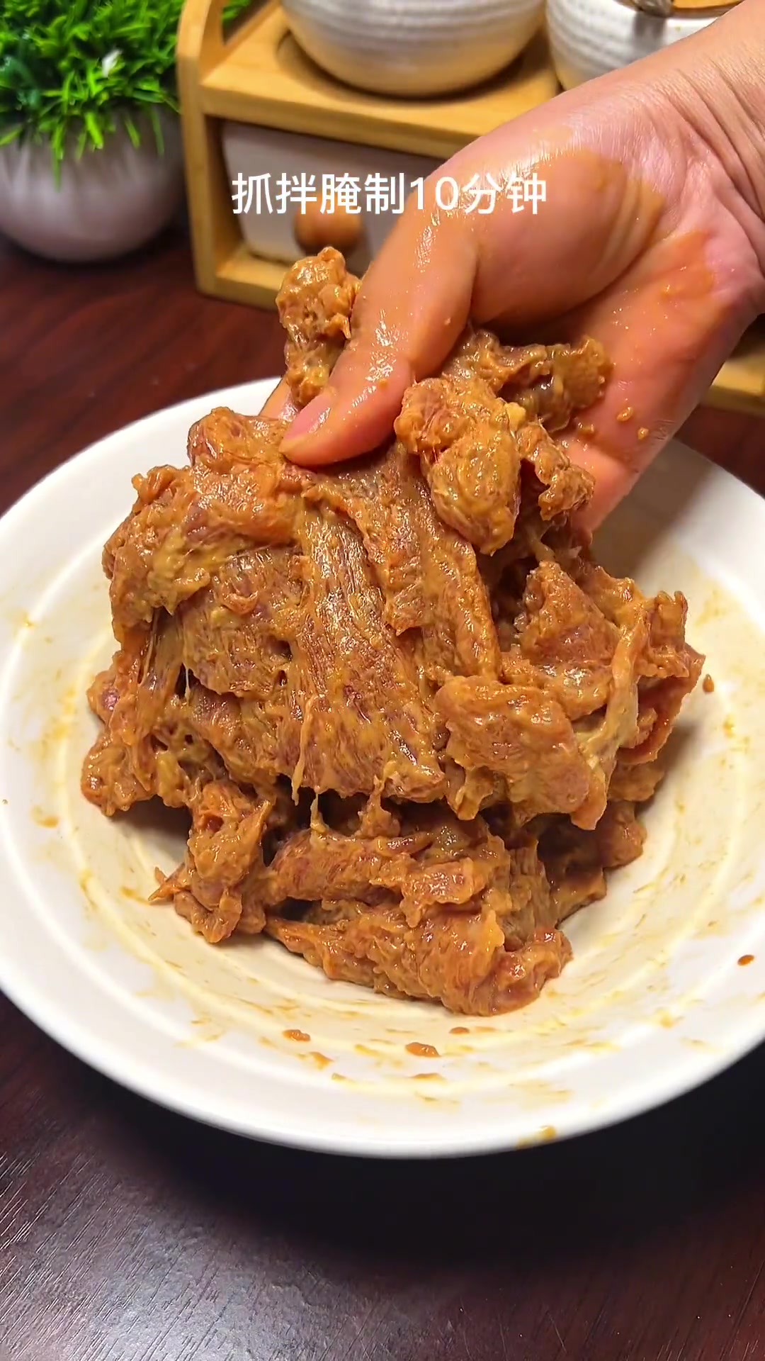 今天分享一个有菜有汤还有肉的菜，粉皮靠肉，有多少人吃过，评论区告诉我