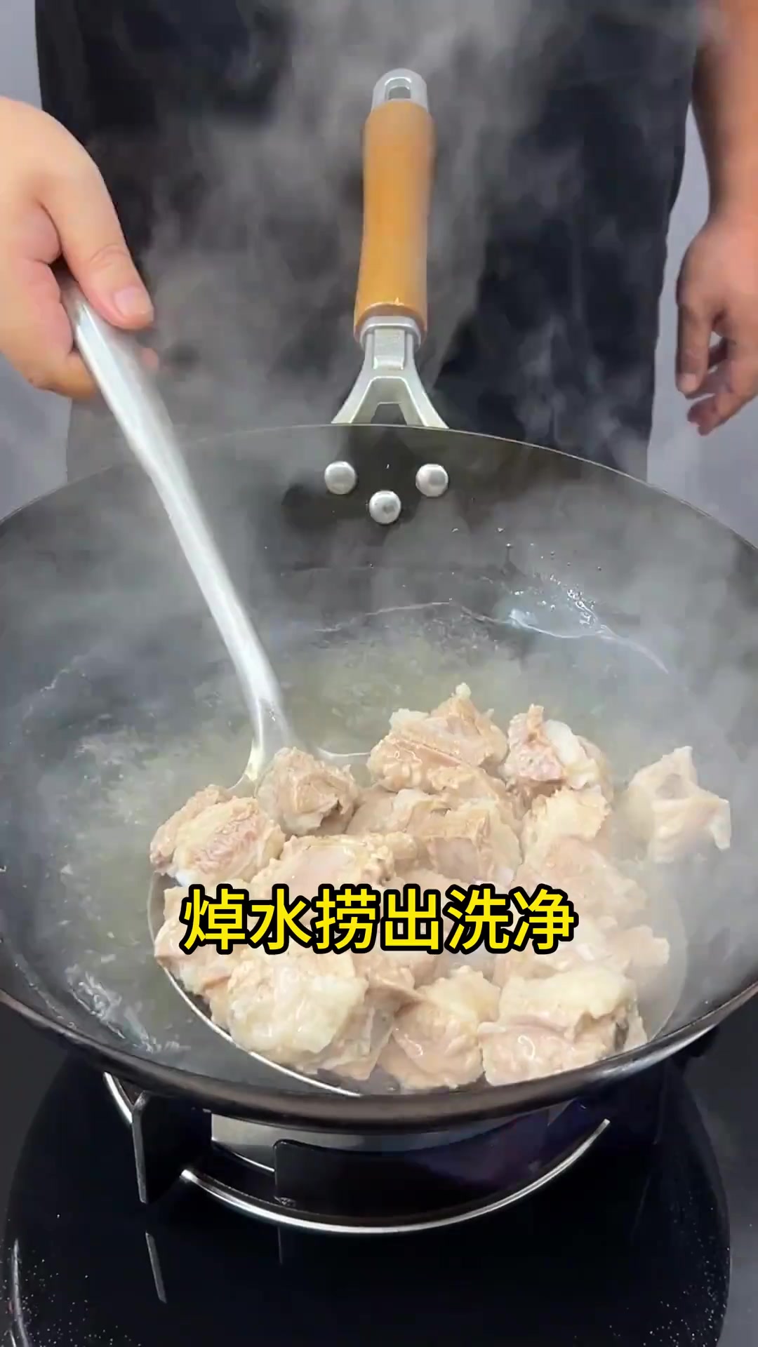 黑蒜排骨汤这样做真的很香汤太好喝了