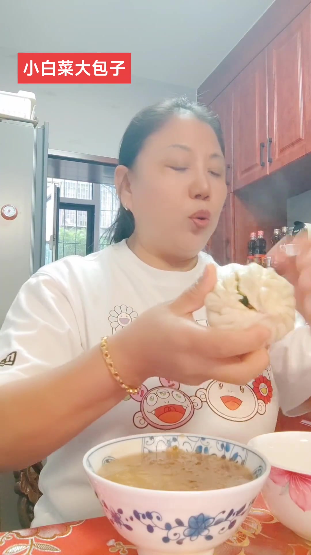 小白菜儿大包子。包子一般开锅以后7~9分钟,根据包子大小。好朋友给买的烧鸡。熬的绿豆稀饭