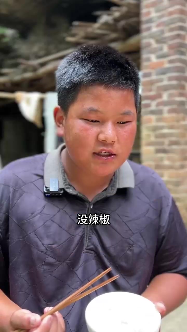 小胖钓了一条无鳞鲤鱼，清蒸味道真香