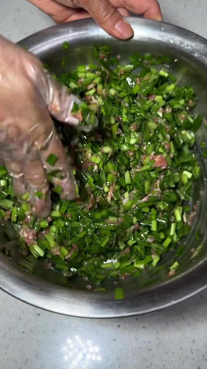 欢迎收看潮汕大家庭三兄弟没分家,公公十年如一日,坚持早上5点半起床煮早餐给他的九个宝贝孙吃