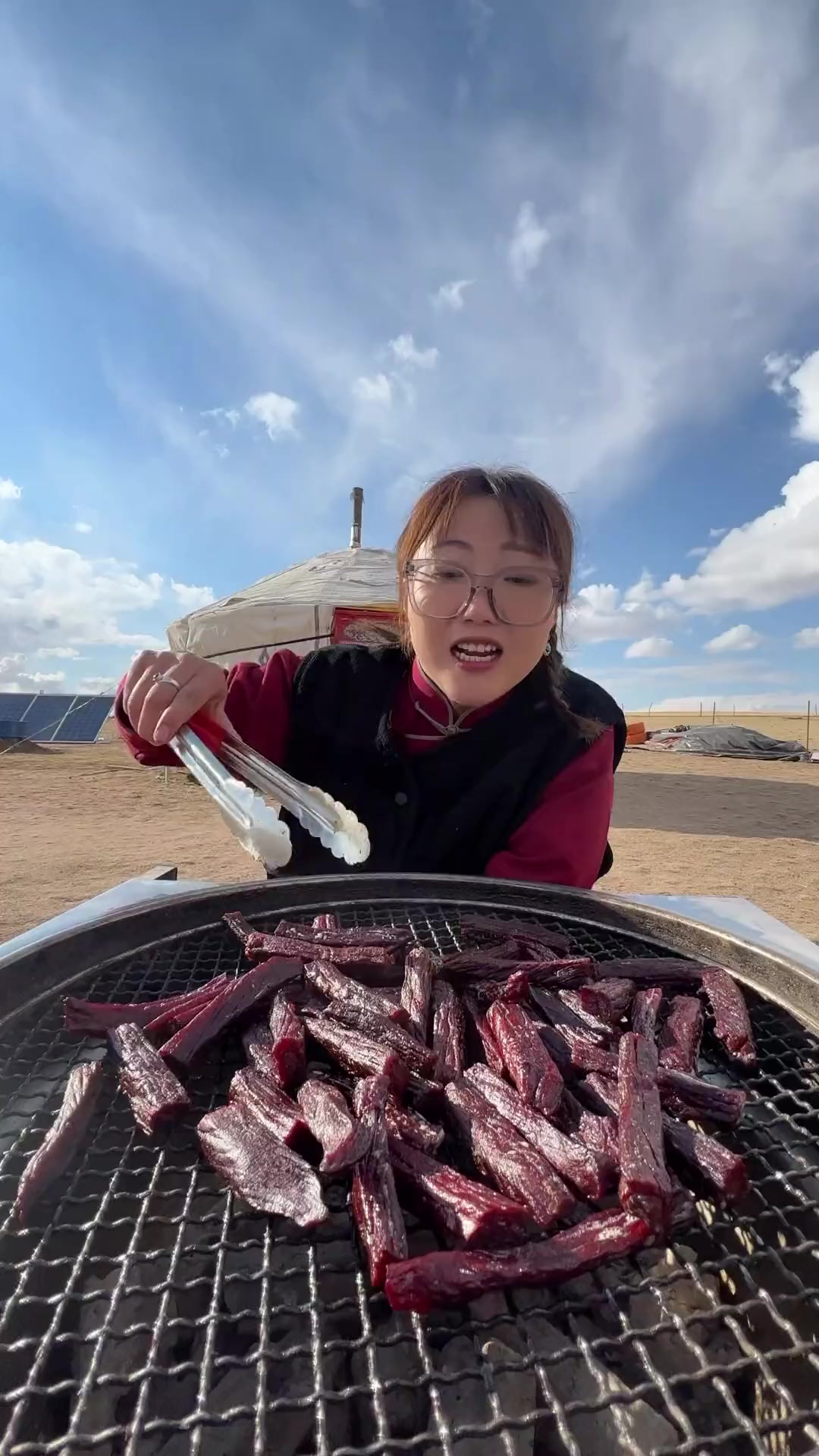 内蒙古八成干的牛肉干是三斤鲜肉做出一斤的还得风干碳烤快来尝尝看