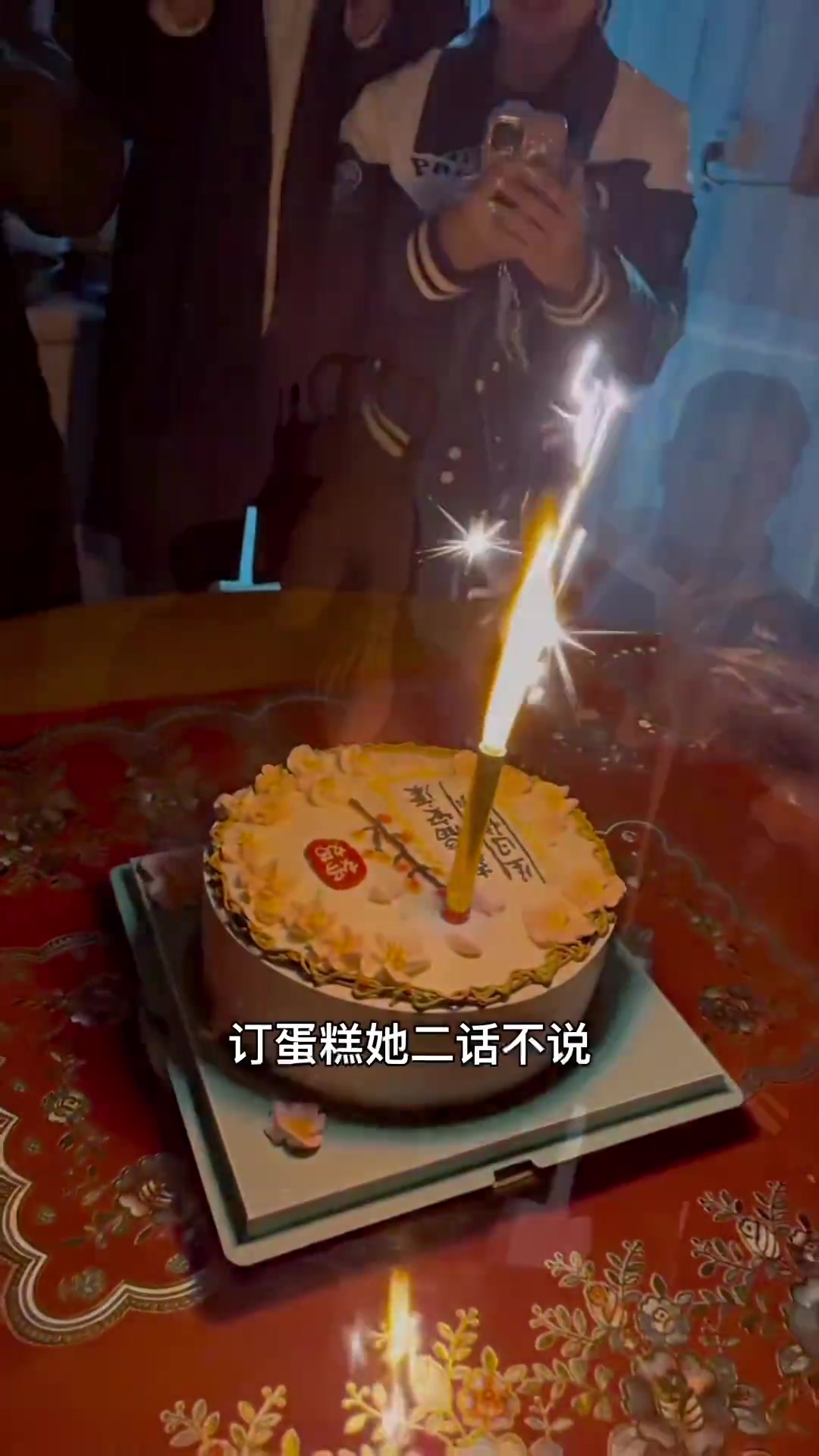 大年初一看贾玲，公公给儿媳妇发压岁钱，儿媳妇给婆婆订生日蛋糕，热辣滚烫后老公入戏太深