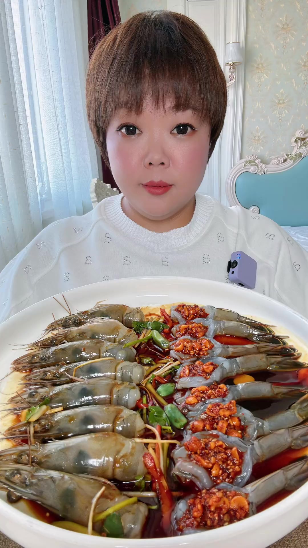 姐妹们！今天吃东方虾头和丈母娘酱虾尾，先啃虾头