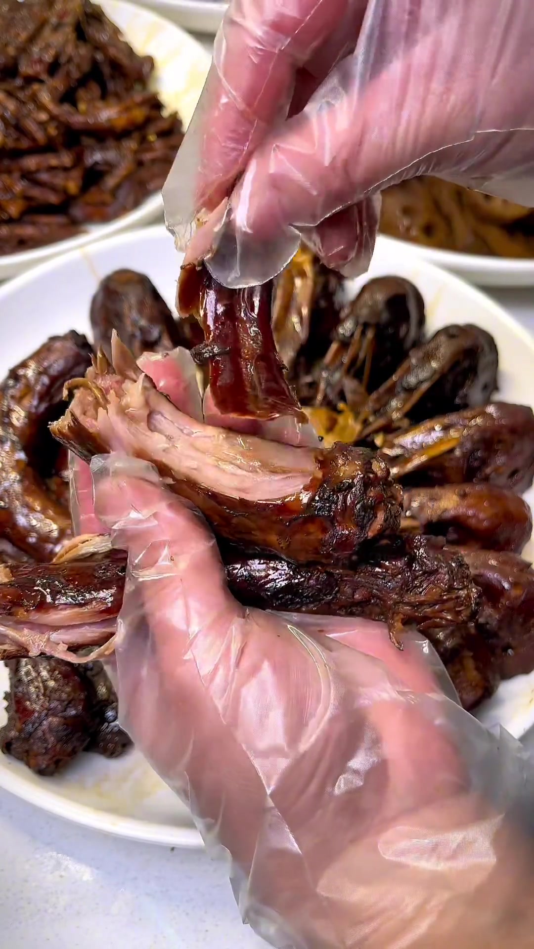 孩子假期嘴馋想吃卤味了,自己在家一锅卤又给孩子复刻了周黑鸭,麻麻辣辣的,跟孩子边吃边追剧边