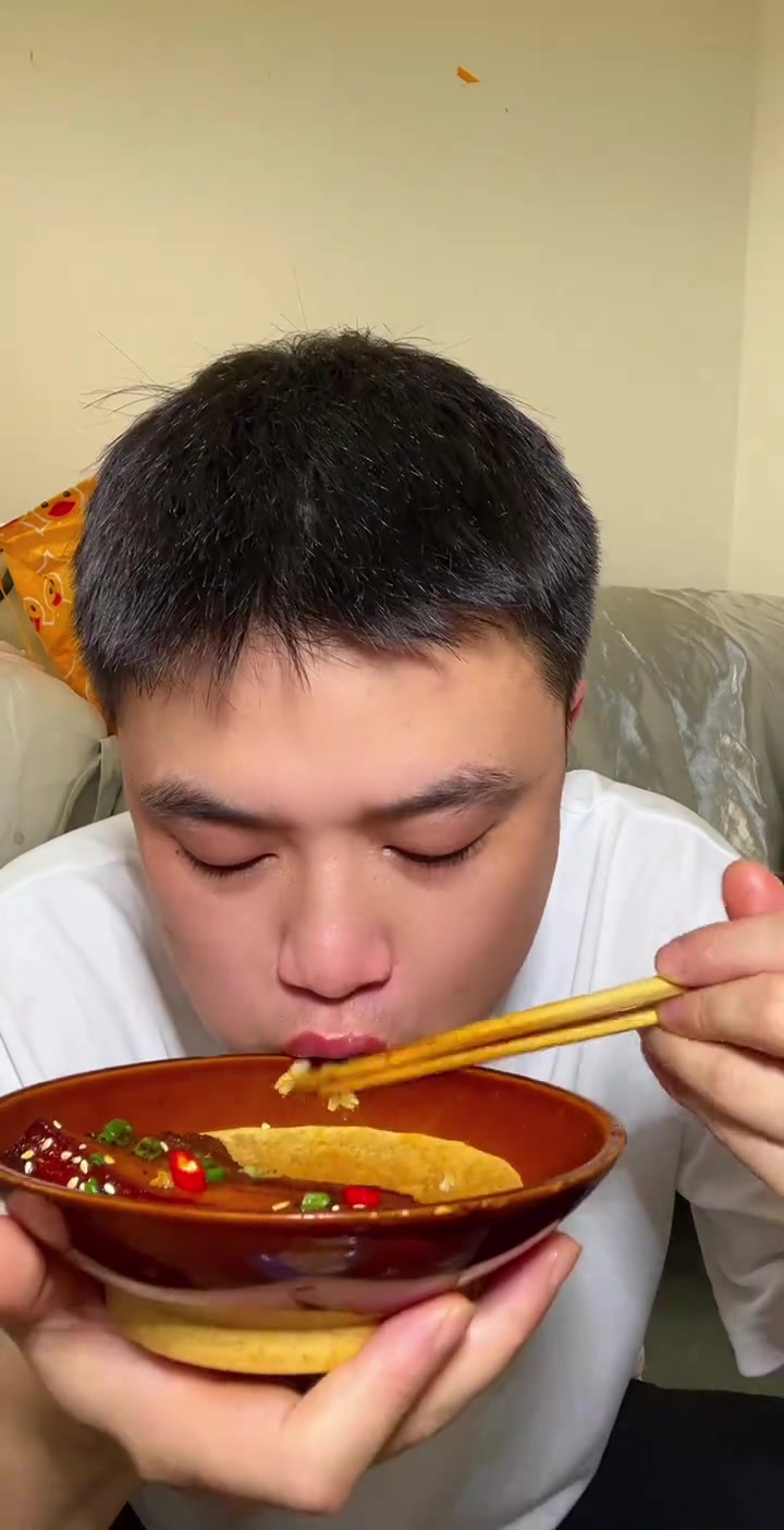 农村家常菜太香了,红烧大刀肉,麻辣小河虾,黑豆芽,炒笋子,油焖茄子,炒小白菜,折耳根,煎辣