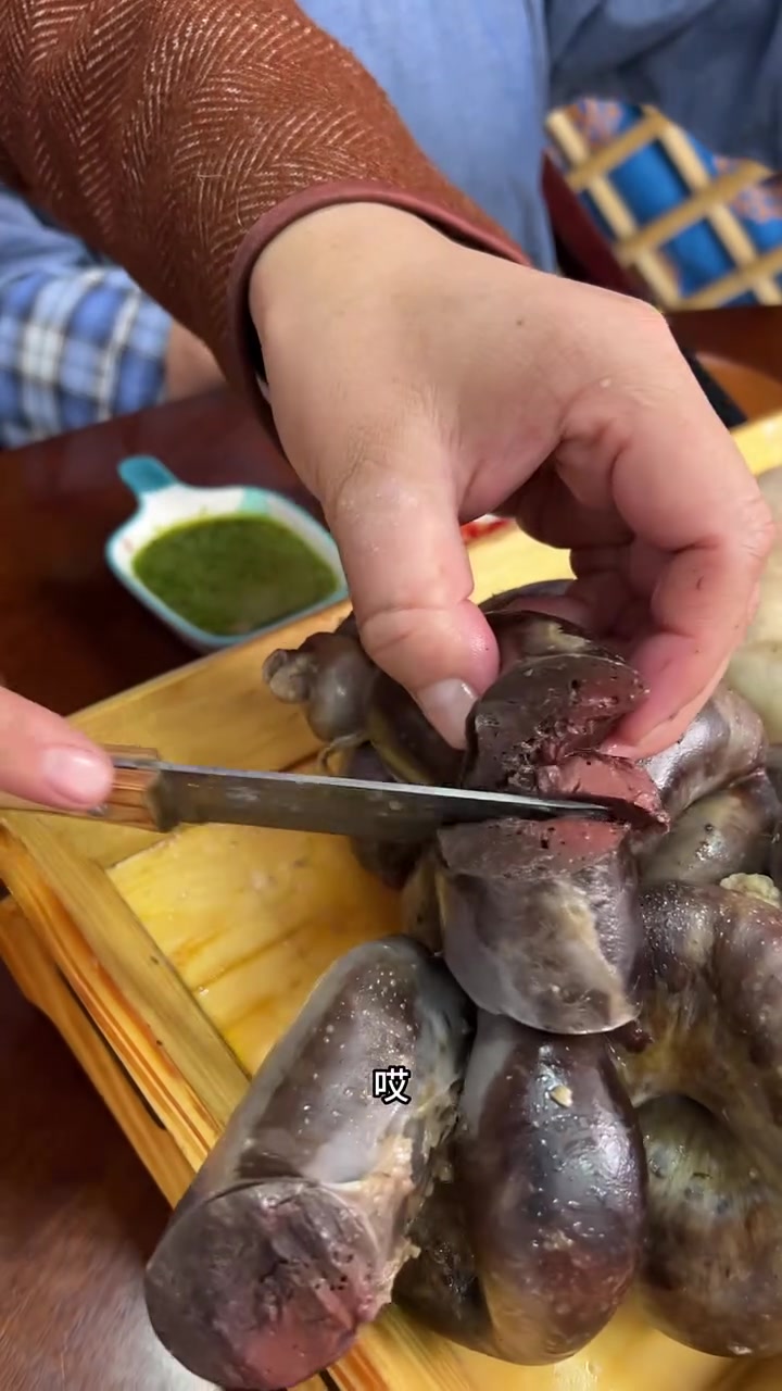 和媳妇一起品尝超赞牛血肠与肉肠，超美味！