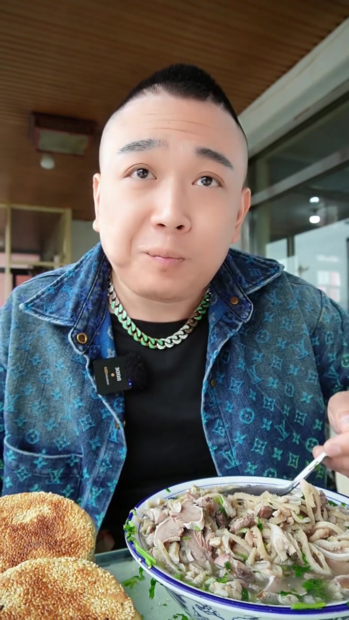 今儿来到了羊汤的发源地河北平泉，尝一尝平泉的羊汤和北京的羊汤到底有什么区别？