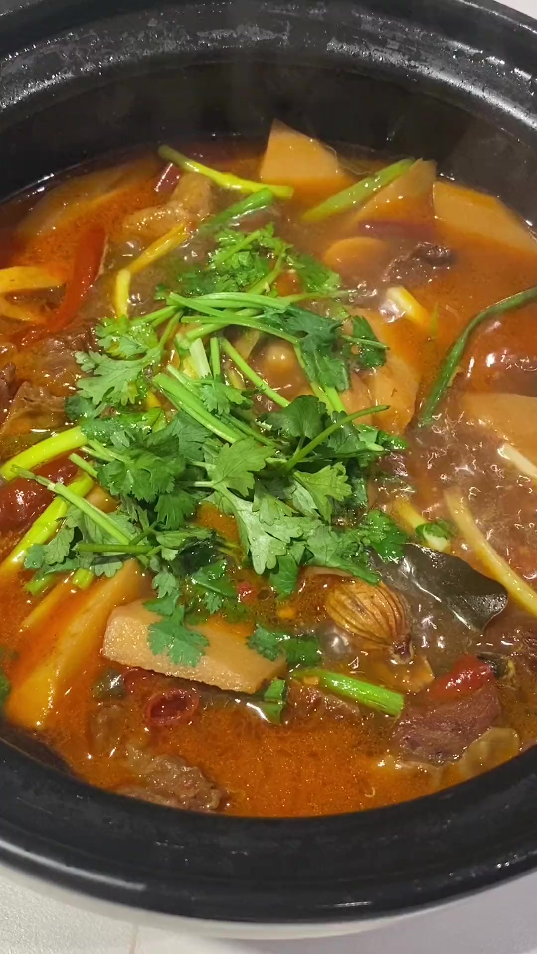 降温的时候来上一碗红烧笋子牛肉面