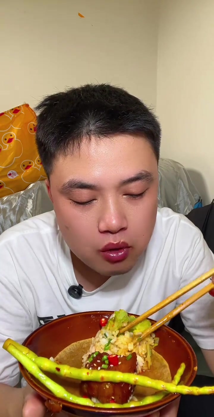 农村家常菜太香了红烧猪蹄第一次做的太成功了,红烧肉麻辣虾,笋子,油焖茄子,煎辣椒,都是自己