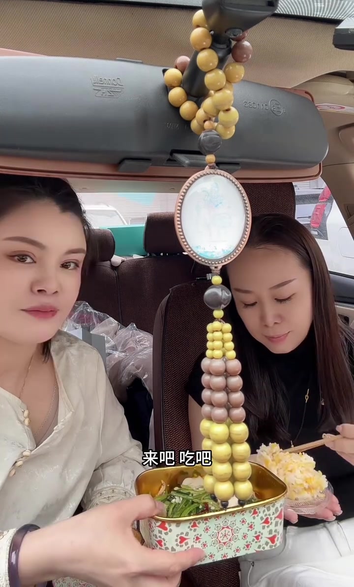 吃完活珠子的硬核开场,正餐秒切养生模式:白灼菜心淋上灵魂酱油,菠菜拌海螺脆嫩清爽,再来碗低