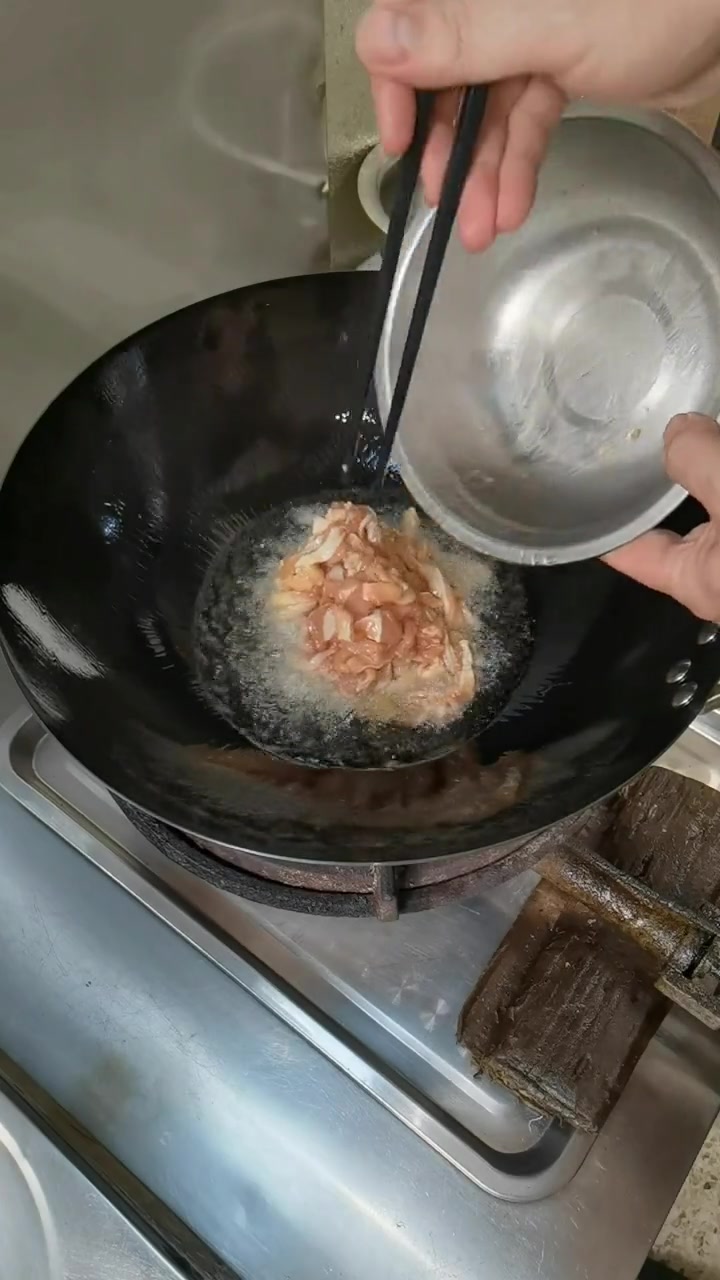 一头猪才有一条板筋肉,炒咸菜丝吃,酥脆又爽口,白粥标配!