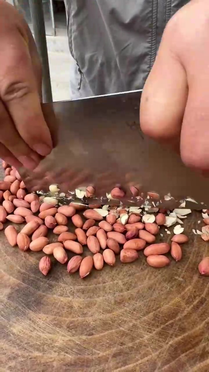 今天烧一锅茼蒿咸糊嘟!鲜嫩茼蒿、香脆花生、爽滑一锅烩,暖胃又暖心,快来试试吧～