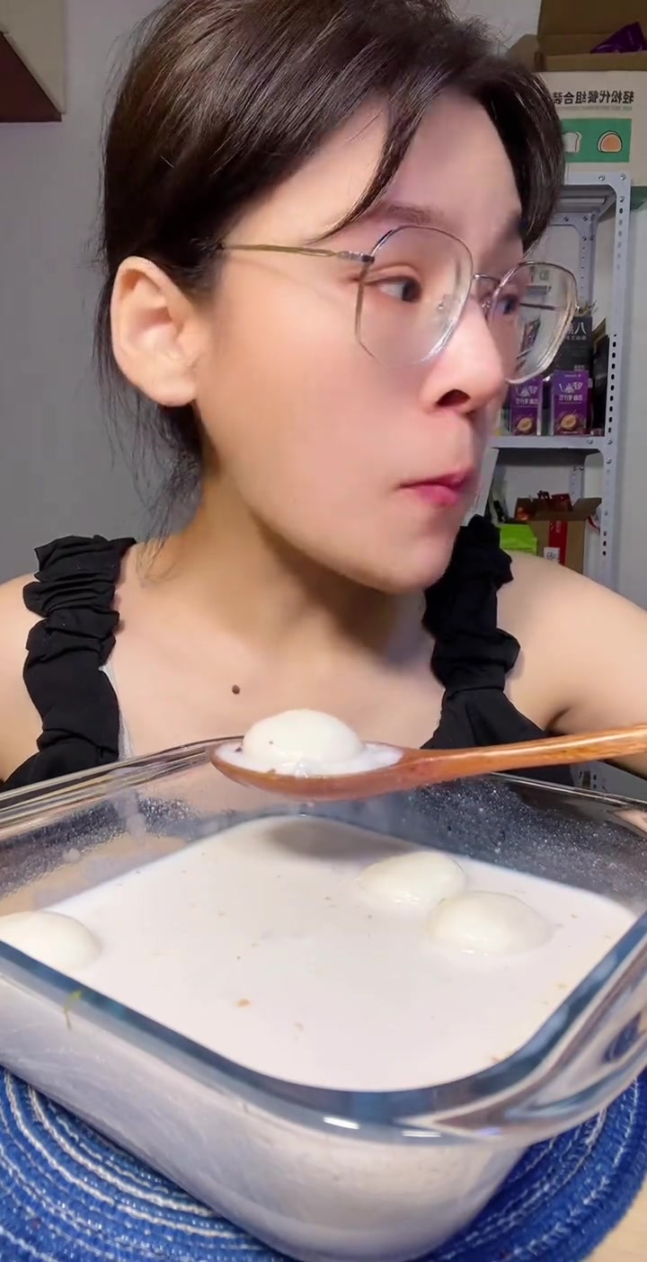 清补凉泡汤圆,天热吃超爽,椰香足,比果茶汤圆还好吃