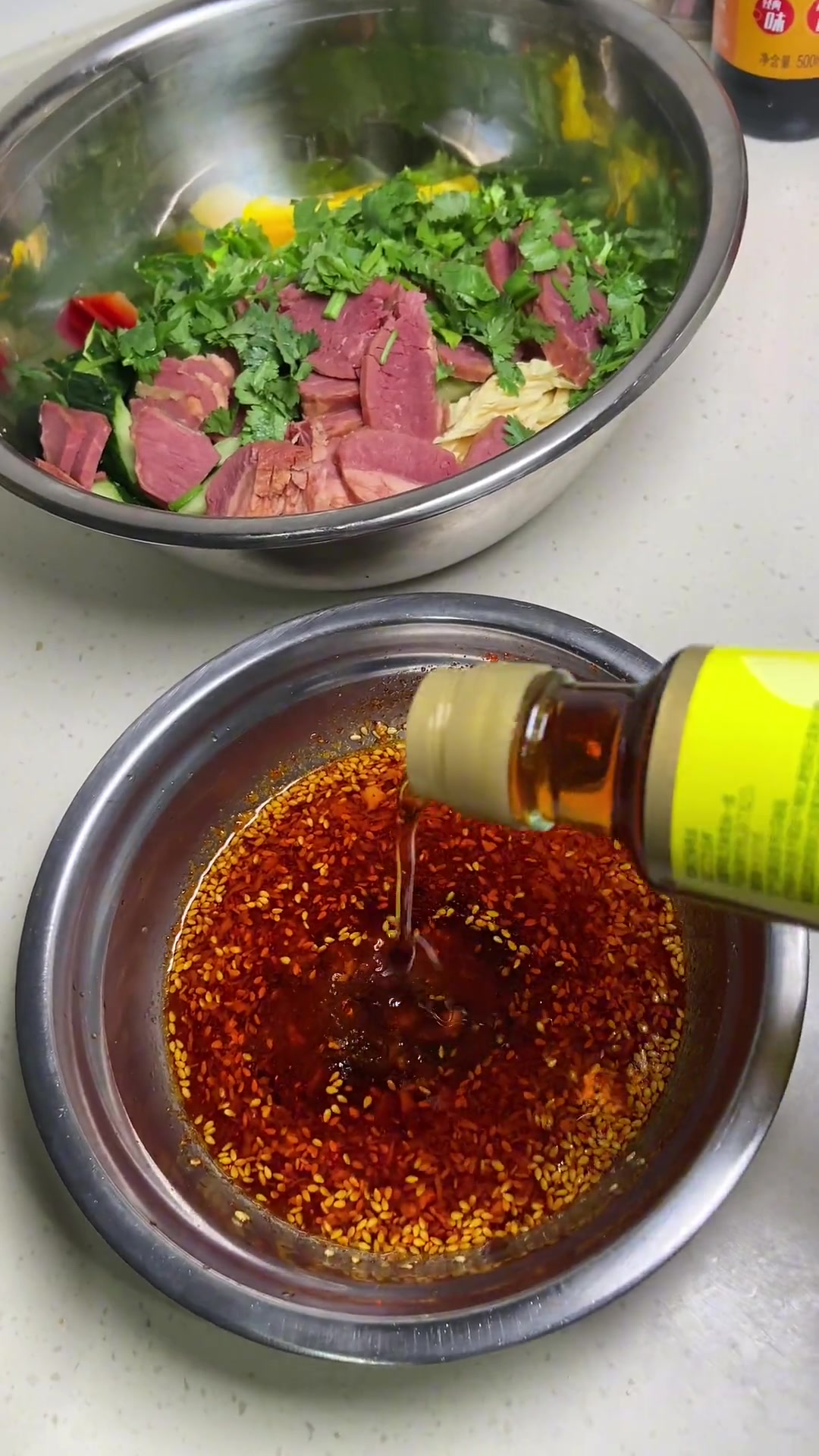 公司聚餐吃过的一次凉菜,味道特香!做法很大众,材料很家常,太适合夏天吃了～～