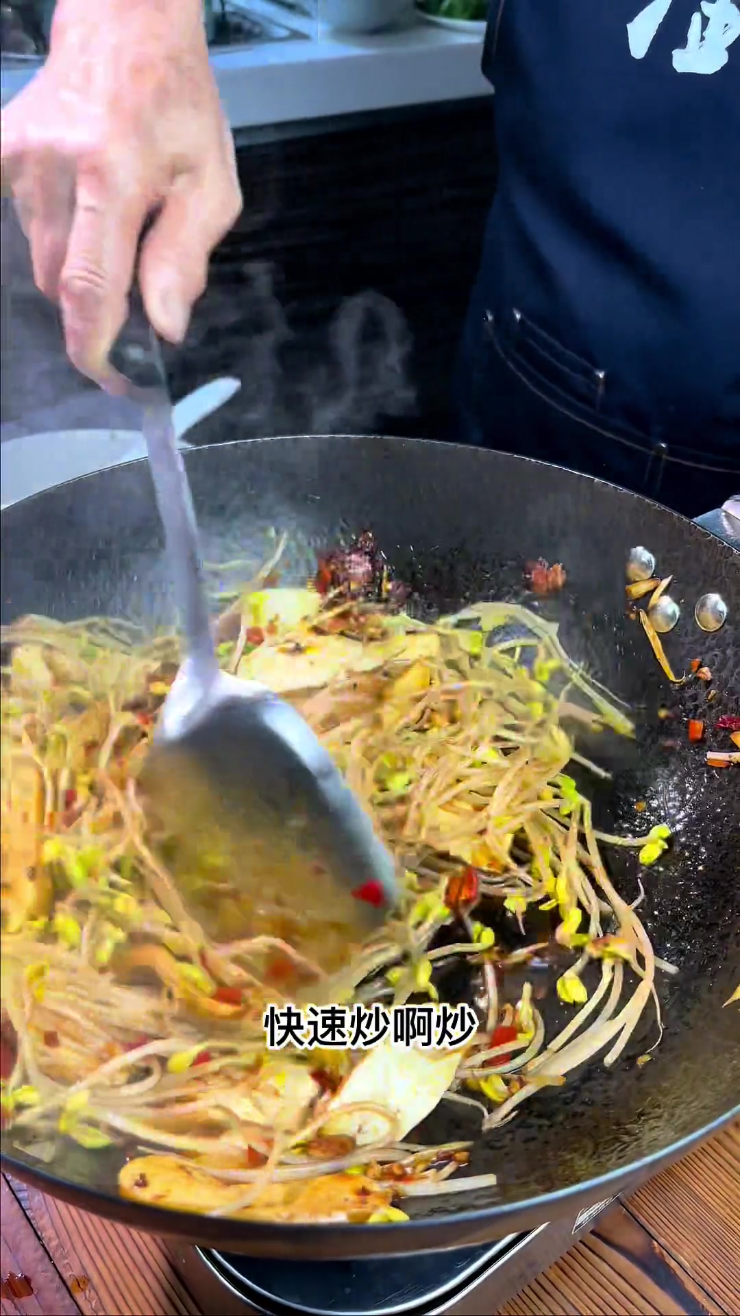 美味下饭菜小炒香干韭菜炒豆芽冰箱打开最快的给自己来一份利利索索晚餐就准备好了大家可以试试看