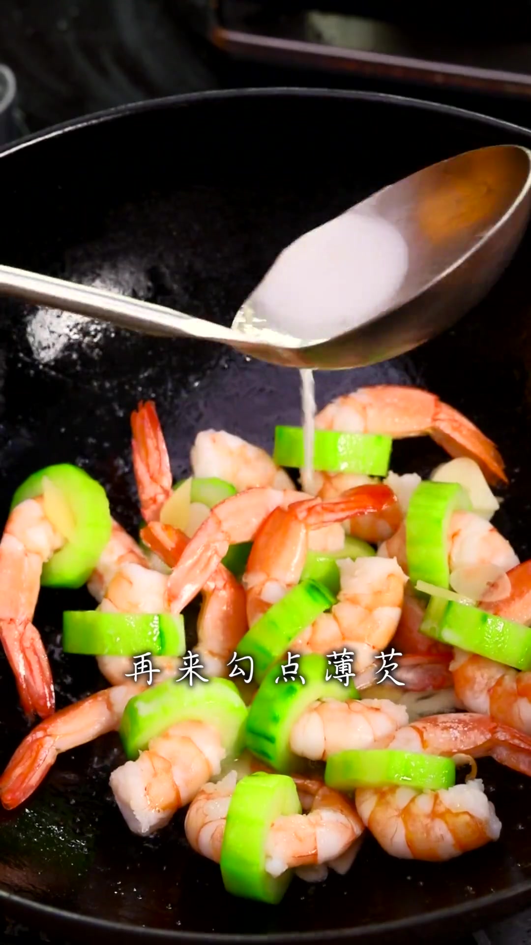 孔府名菜玉带凤尾虾,虾肉Q弹脆嫩有窍门,这一步操作是关键!