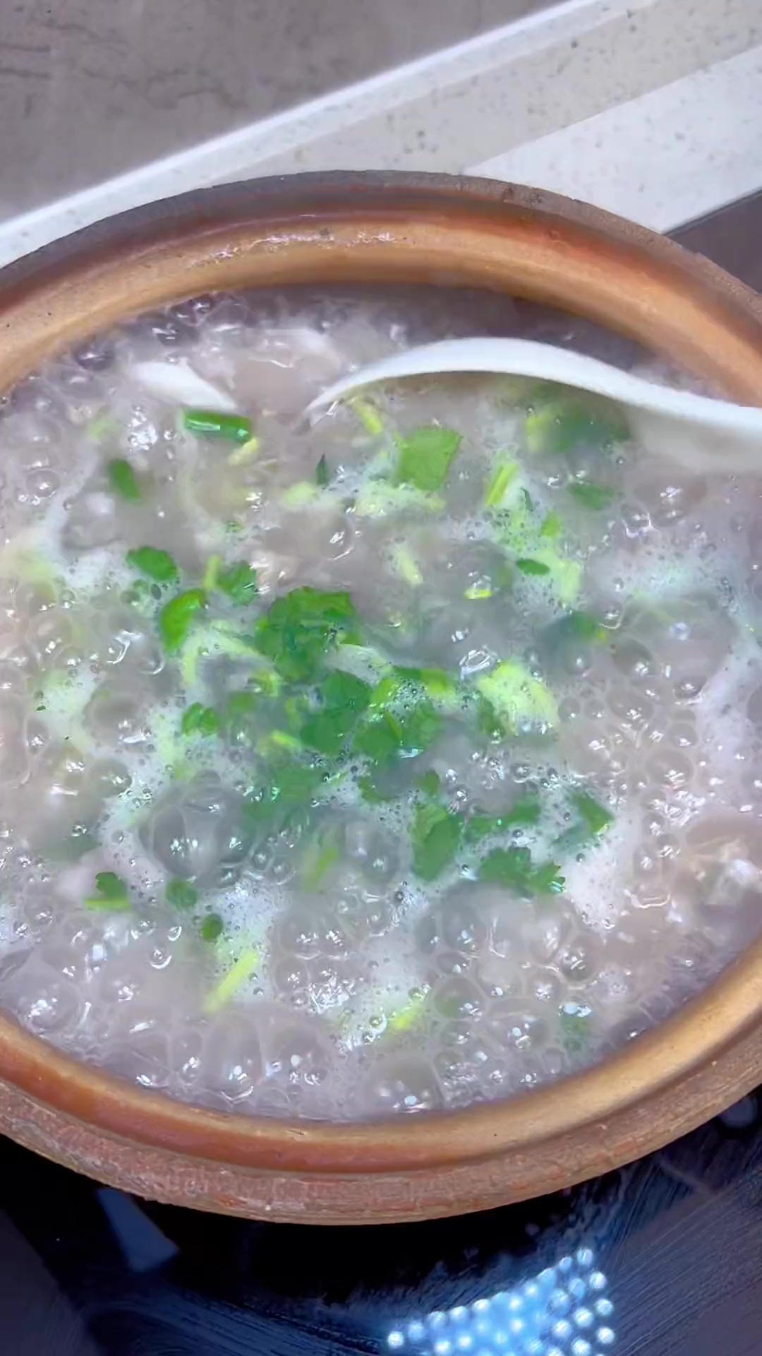 今天不做饭，煮一锅鲜鱿鱼瘦肉粥，大人孩子都爱吃