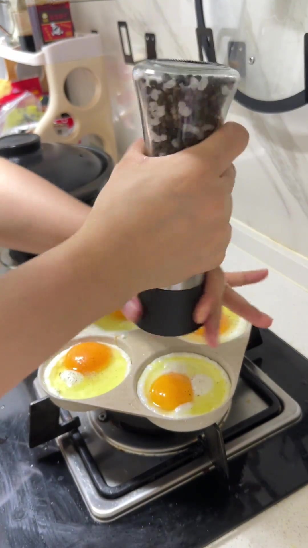 今天一鱼两吃，做了老少皆宜的番茄鱼片汤，鱼片嫩滑，汤鲜味美，鱼骨做的椒盐口的也可美