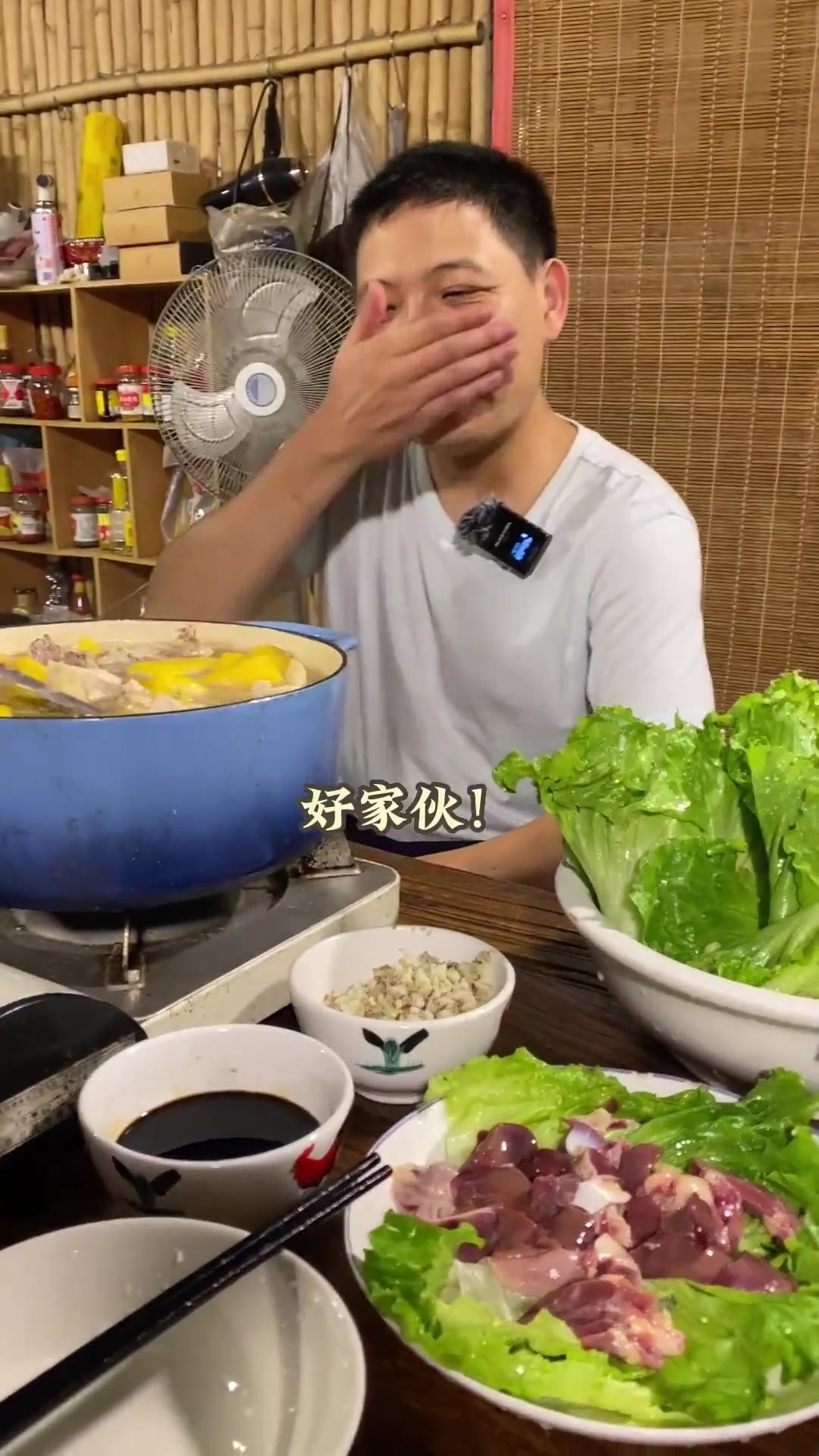 阿肥今晚特意为金姨准备了一个月子充电餐,名字叫:菠萝蜜椰子鸡煲……