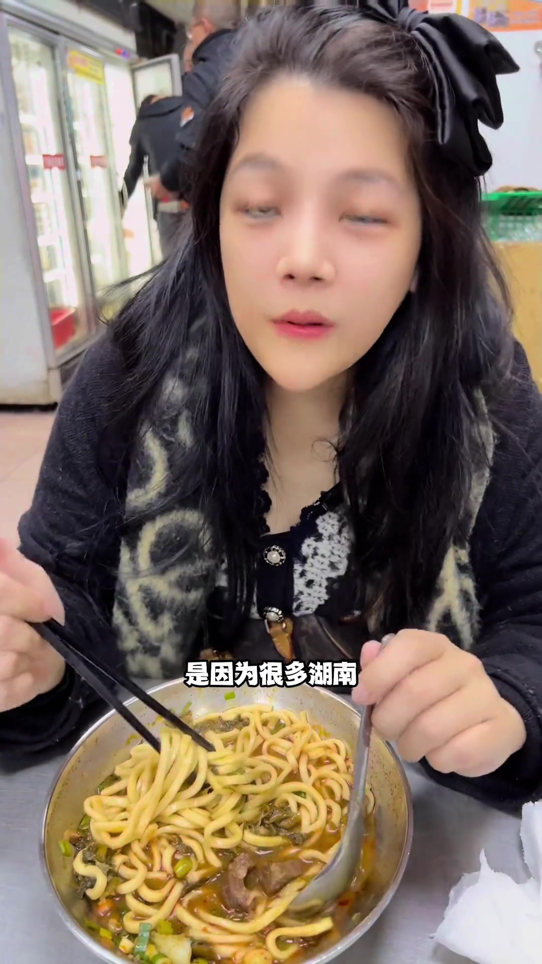 四川的麻、湖南的辣、再昂加上中坜客家酸菜,中坜的川味牛肉面滋味油润飘香