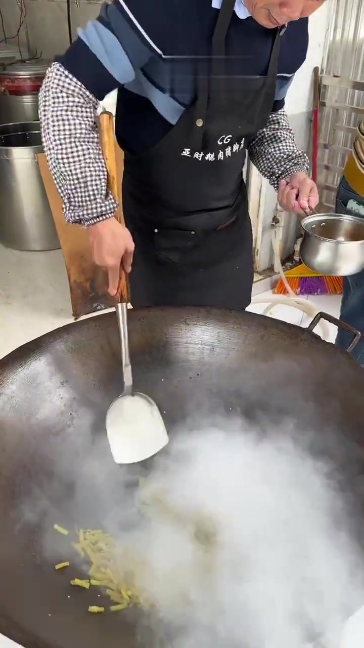 今天分享一道酸豆角炒肥肠，酸脆可口，能下三碗米饭！