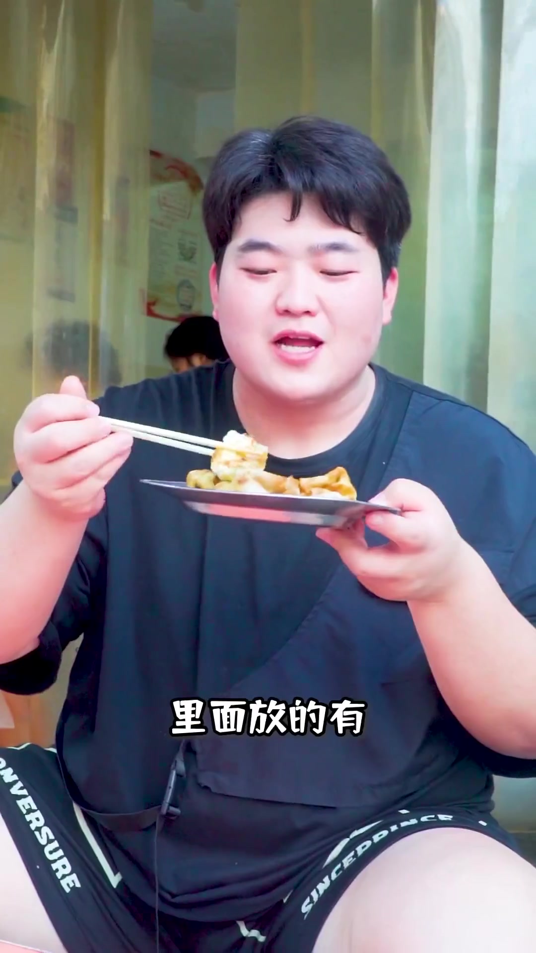 信阳可是鸡蛋灌饼的发源地，这家开了20多年的老店真的香！