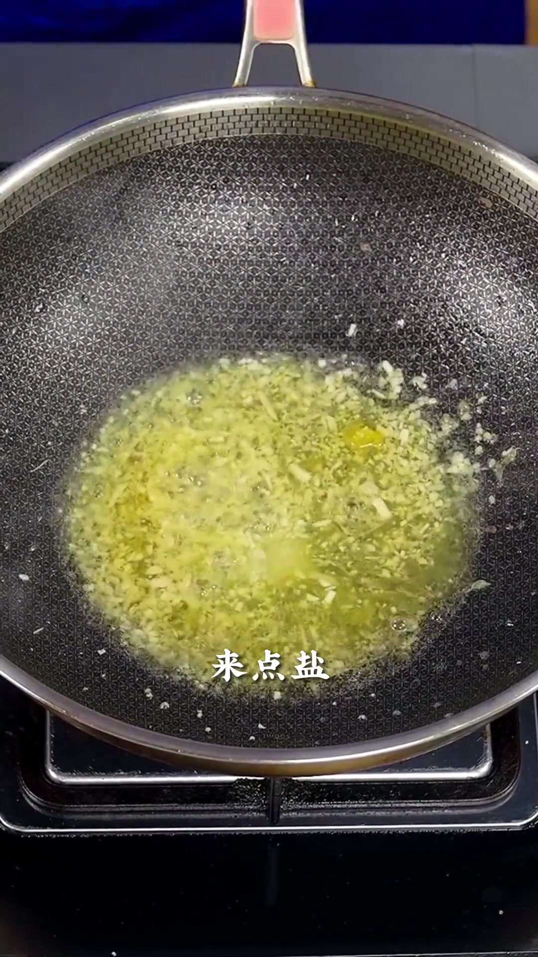 酸甜口爱好者绝对不能错过这道香橙咕噜虾球,伴着浓郁的香橙清香,一口一个太过瘾了