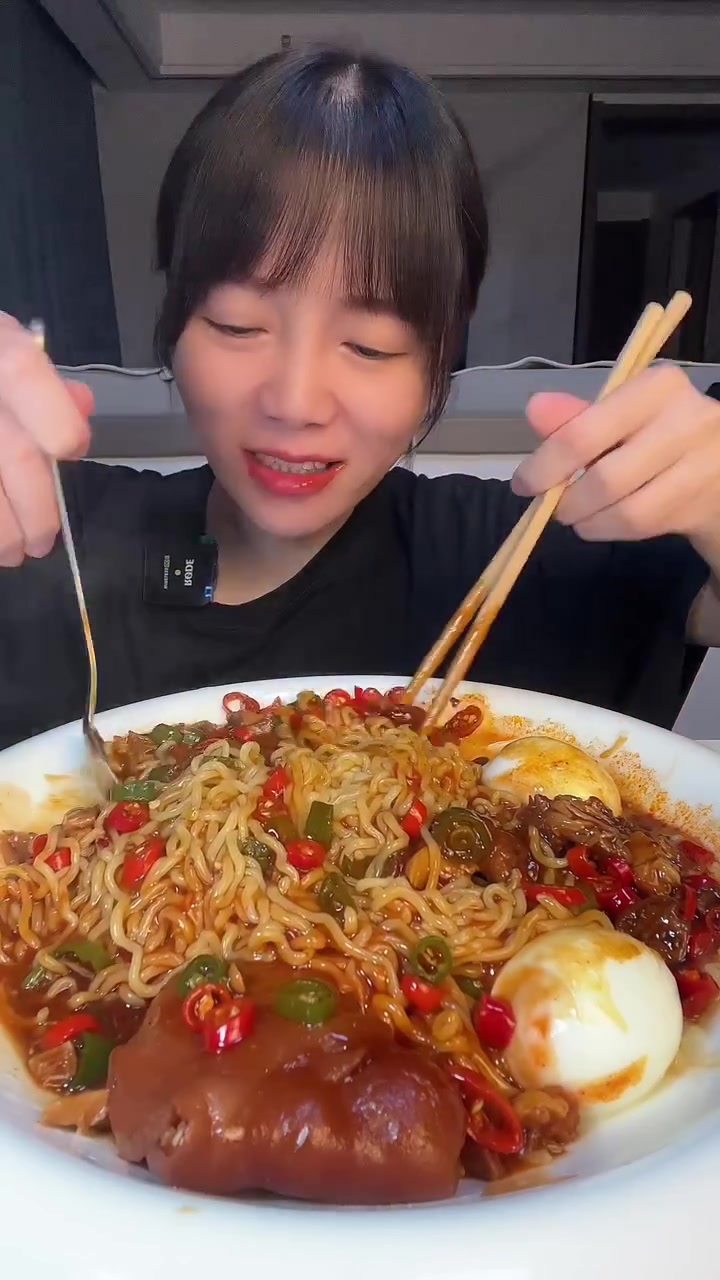 晚上好，吃饭啦，今天吃火辣无骨凤爪拌方便面