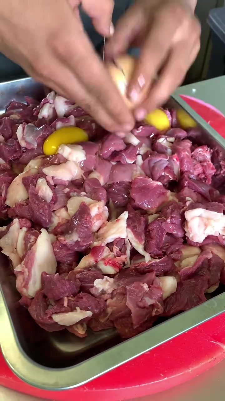 土生土长的维吾尔小哥有着10年烤肉经验!他做的新疆烤肉到底是啥样!今天无保留为大家分享