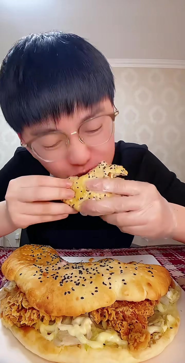 今天过生日吃个生日大汉堡配上长寿面超级好吃