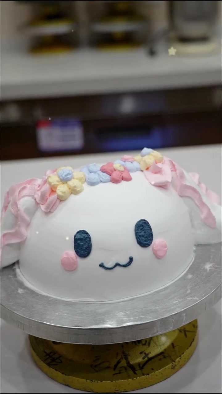 玉桂狗蛋糕来啦！学姐和学妹做的，你更喜欢哪个？