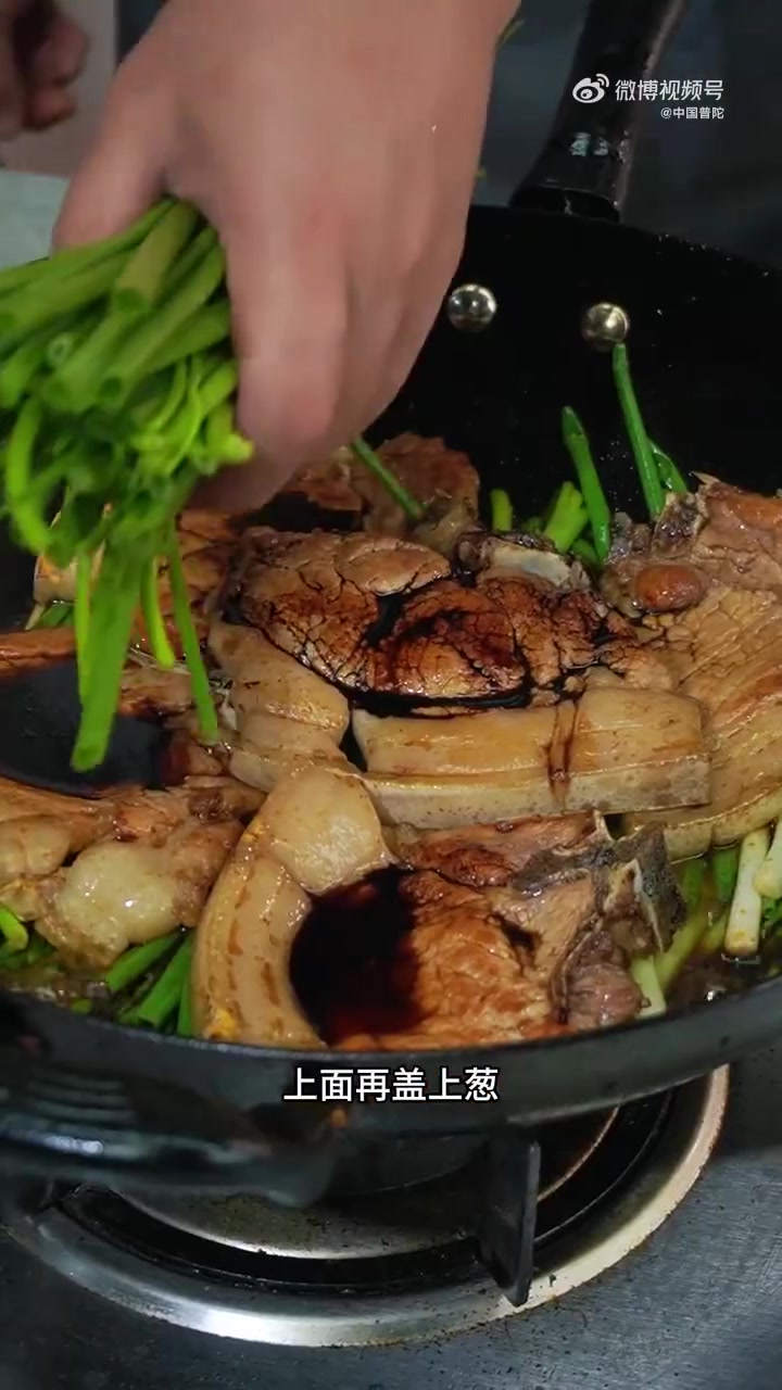 当葱段吸饱肉汁变得油亮软烂,这道葱烤大排的灵魂就藏在「先抢葱还是先啃肉」的纠结里!带骨带皮