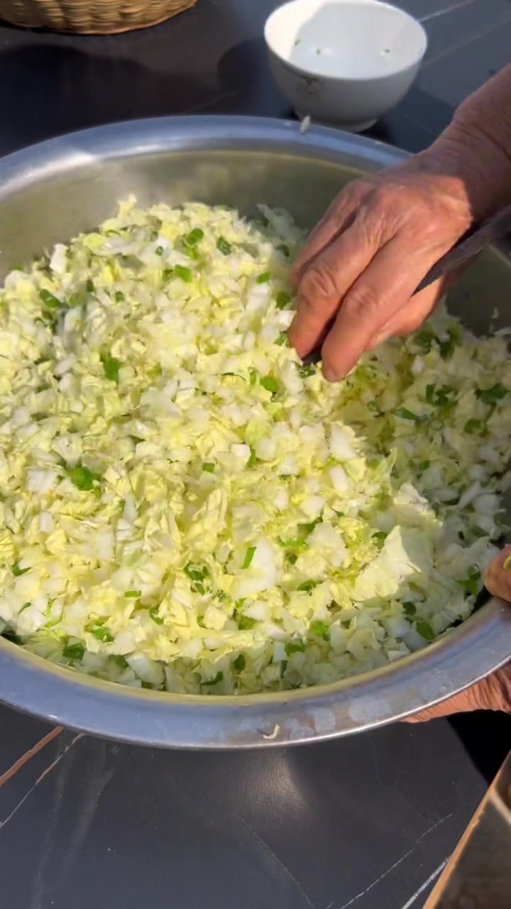 今天又吃菜馍啦,把白菜往面皮上一铺,做法还简单,别提多香啦