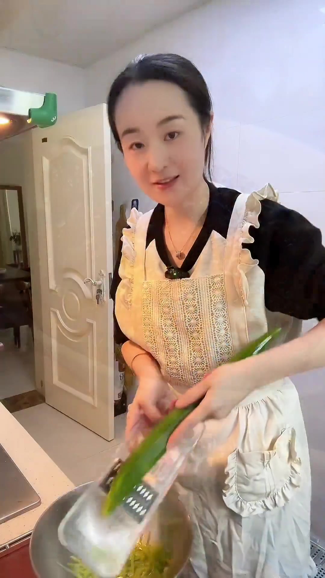 忙碌一天,一家人在一起吃晚饭是最放松的时刻,聊聊身边的事物,或小酌一杯,吃饱饱伸伸懒腰,可