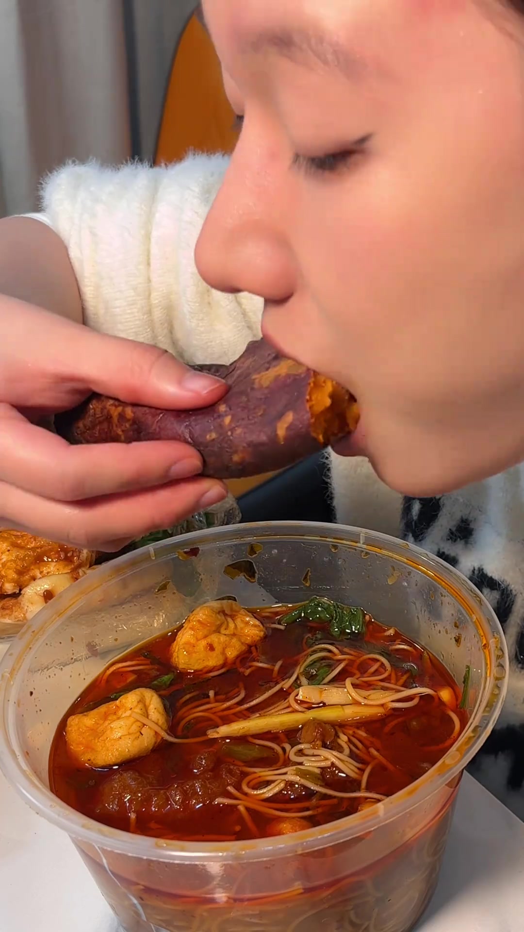 里脊肉饼配麻辣烫米线～加一个虎皮猪蹄!太好吃啦啦啦