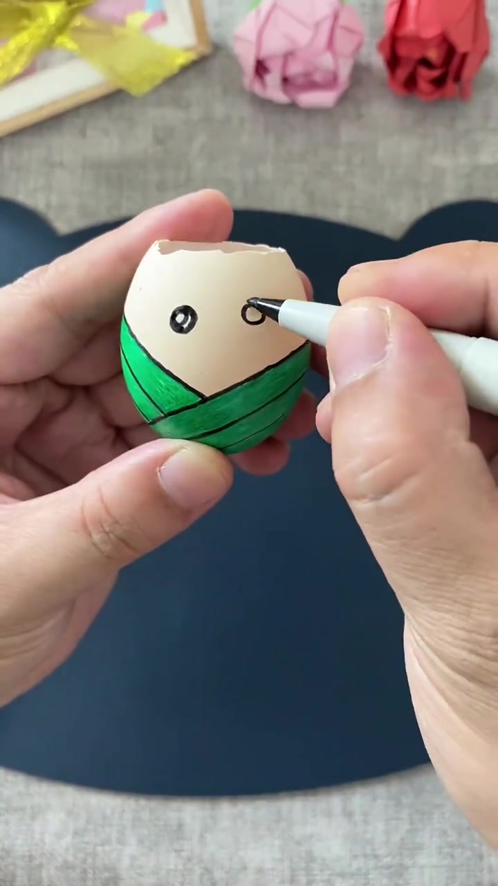 「收藏!用鸡蛋壳做个小粽子不倒翁」端午节就要到了,鸡蛋壳不要扔,和孩子做个可爱的小粽子不倒