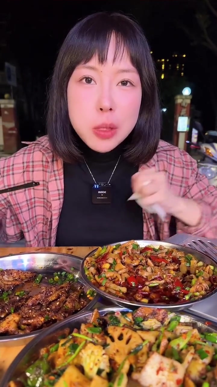 深夜在重庆南坪炫一顿小烧烤,软糯烤鸡爪泡椒烤鸭肠真的太巴适了