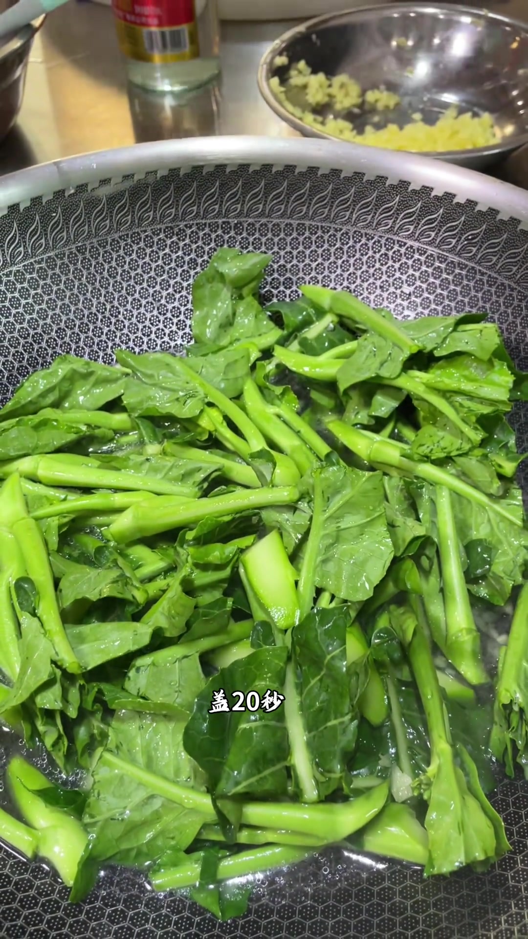 广东人最爱的炒青菜“姜汁炒芥兰”，爽脆清甜，鲜嫩翠绿！