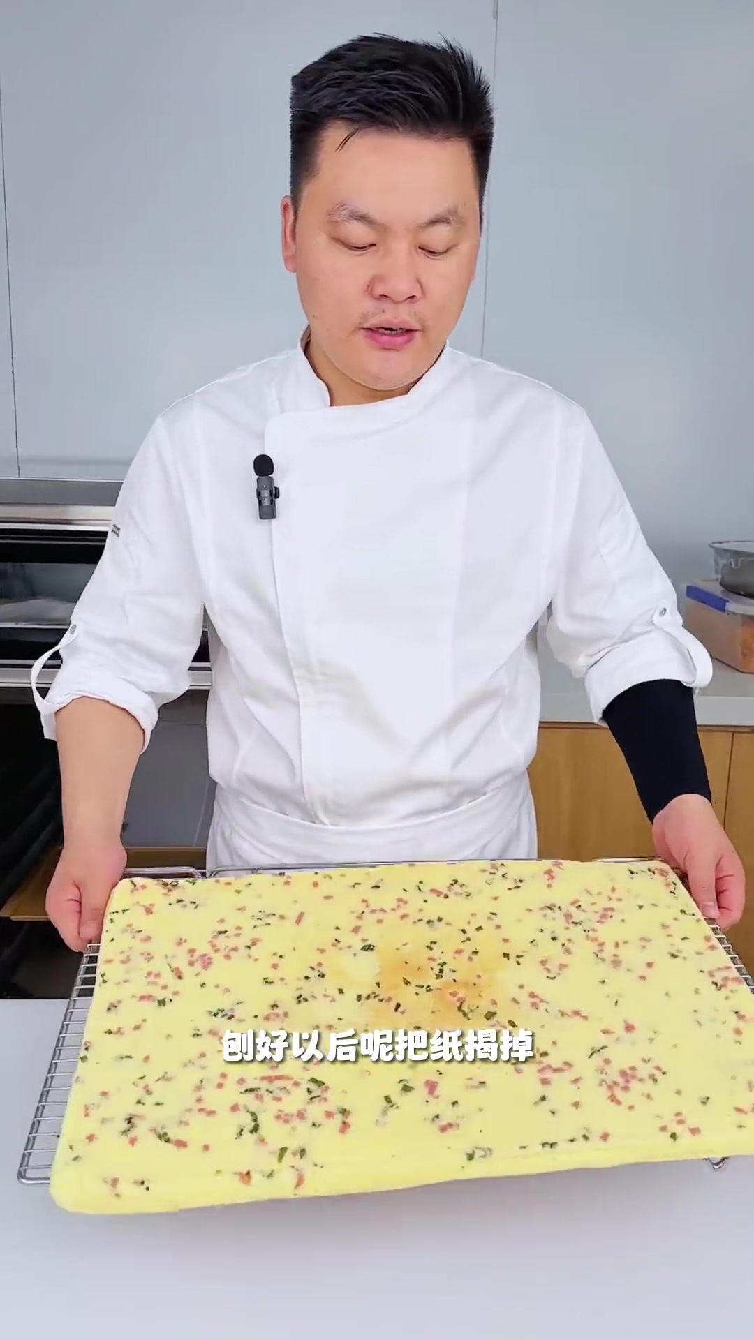 教你制作一款松软可口、美味诱人的蛋糕肉松卷