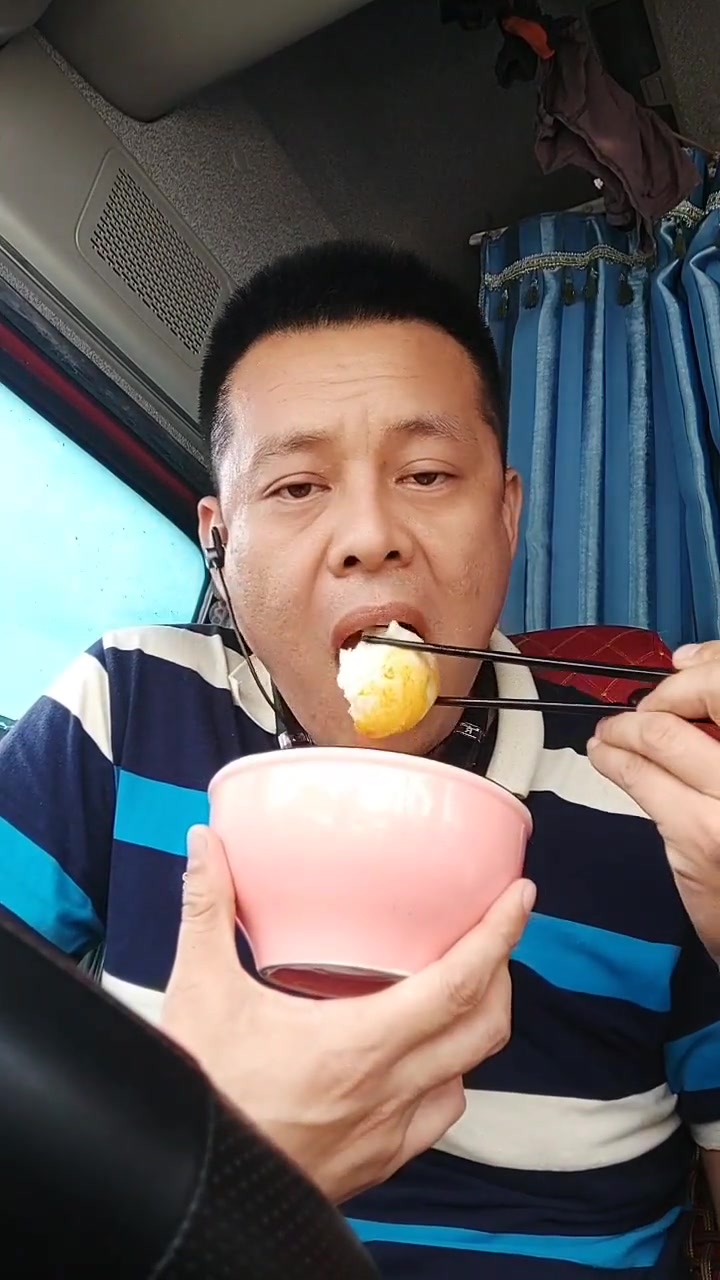 老家出来的时候老婆给蒸的手工馒头,几天了虽然有点干,但是也不舍得扔,电饭锅里热一下配点榨菜