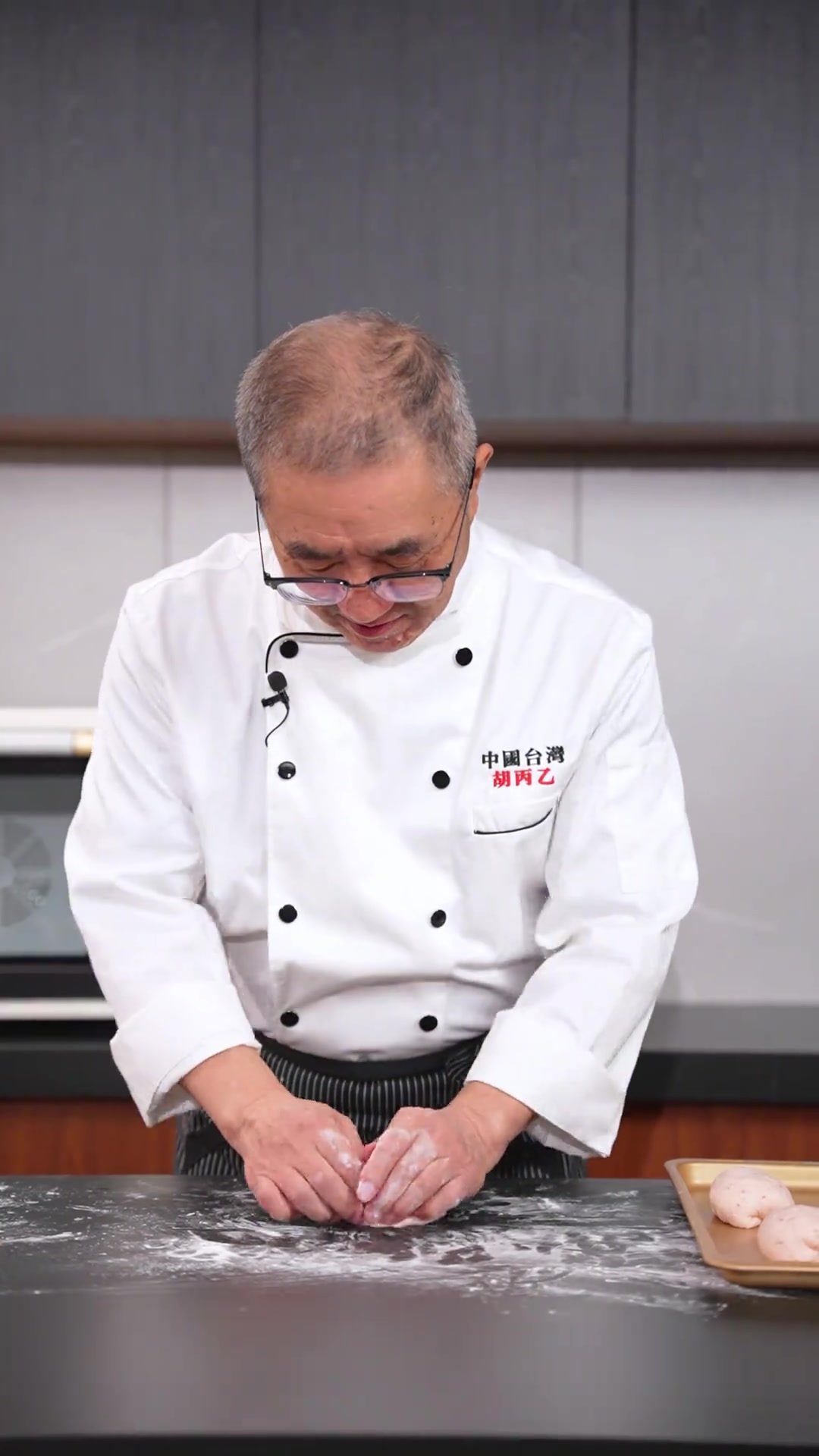 挑战用草莓做颜色鲜艳的面包，但是挑战失败了