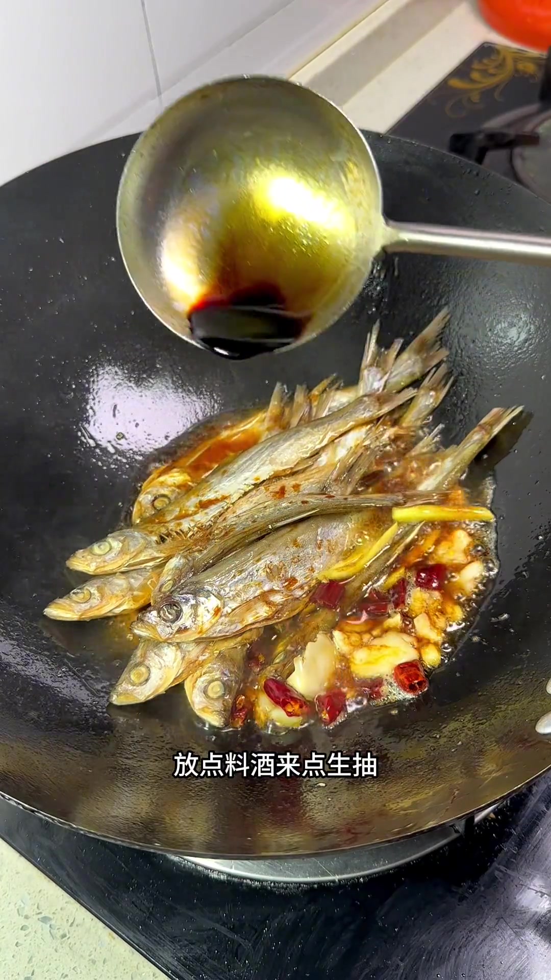 美到夏天家乡的小干鱼就餐桌上的主打菜,放点青椒炒炒,咸香入味非常下饭,喝酒也很过瘾