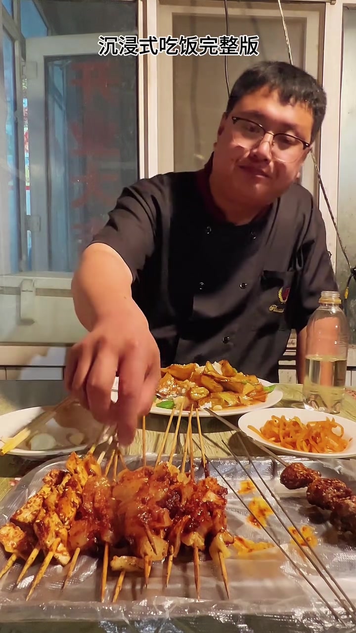 厨师下班后的快乐：第三鲜盖饭加小串，超满足！