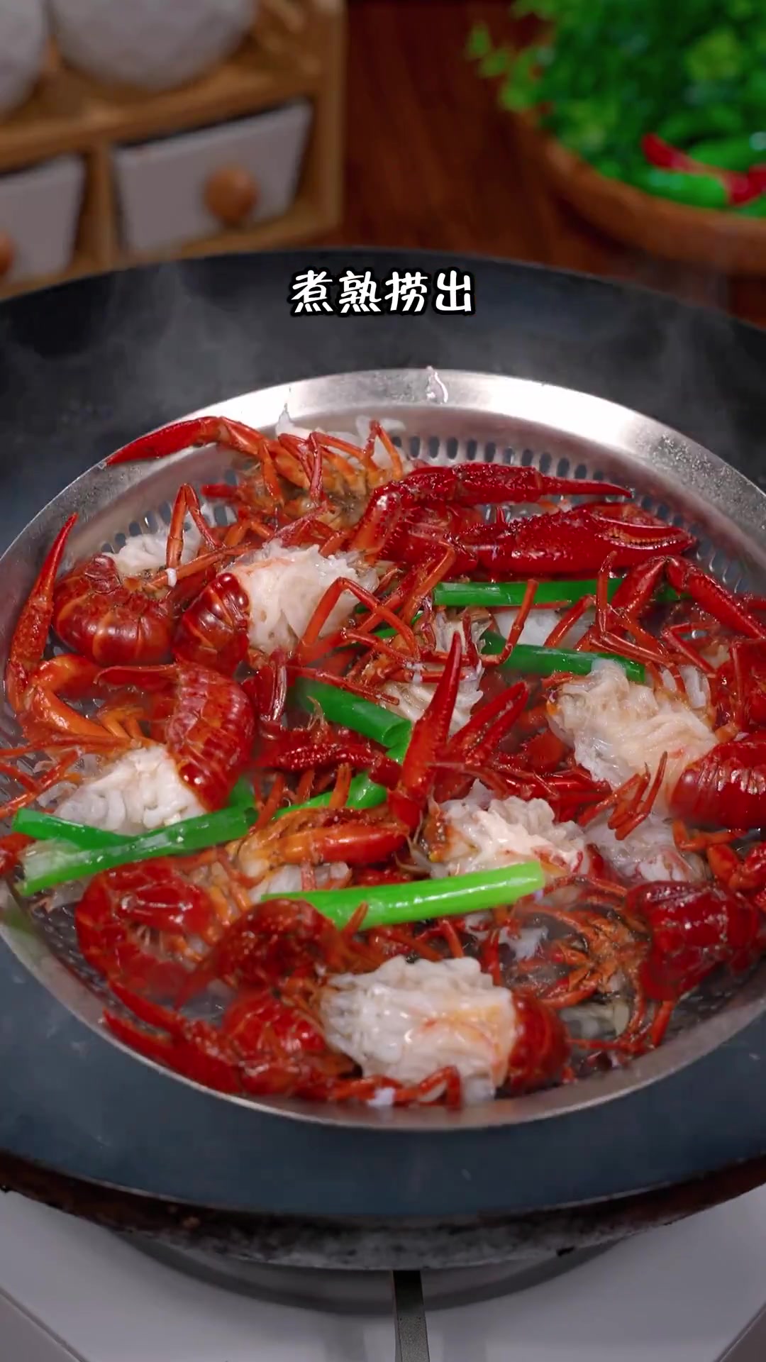 饭店48一份的咸蛋黄小龙虾,自己在家做成本只要18块,咸香酥脆好吃到舔手指