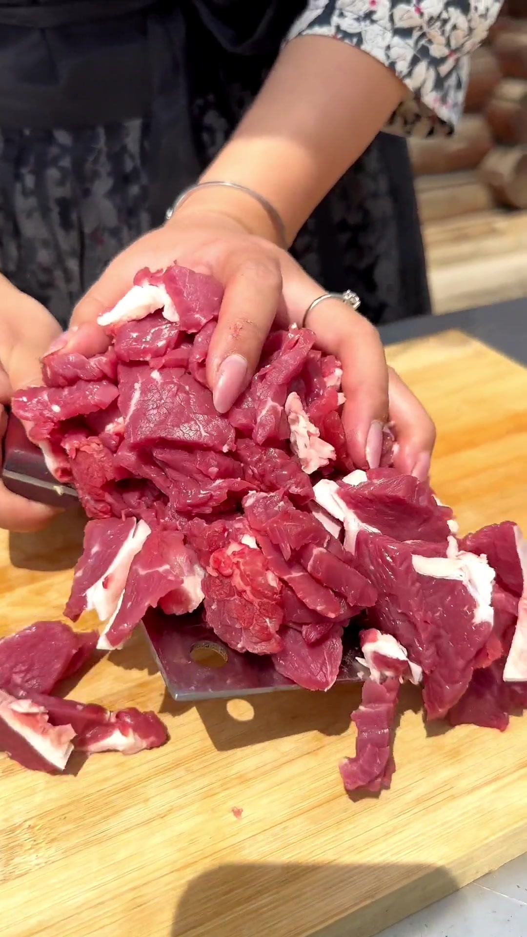 闺蜜从外地回来了,今天给她做我最拿手的一道菜,朝鲜族牛肉烤盘醉美边城灵秀长白