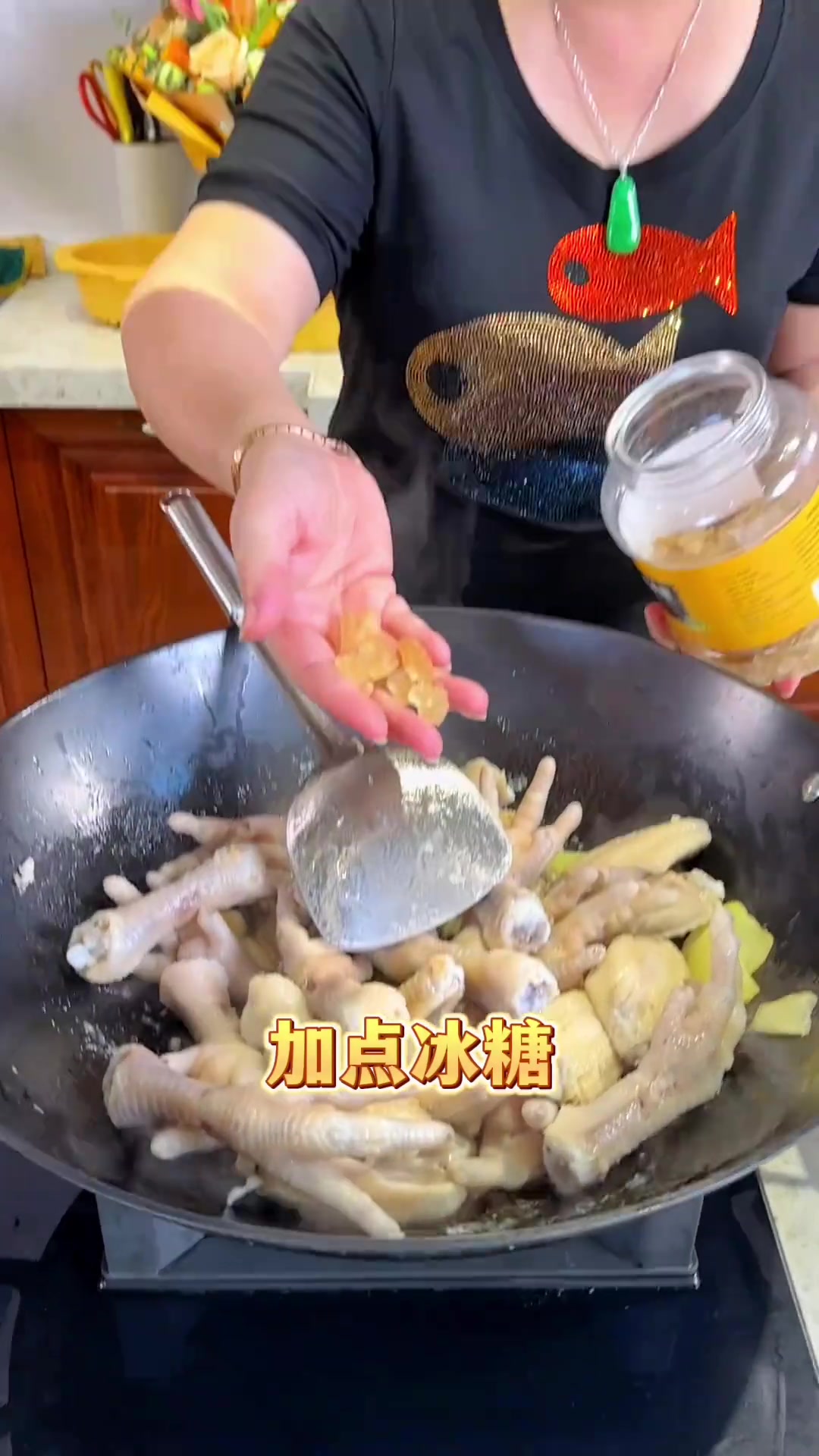 芬姐今天亲手做了卤水鸡翼鸡脚给同事们尝尝